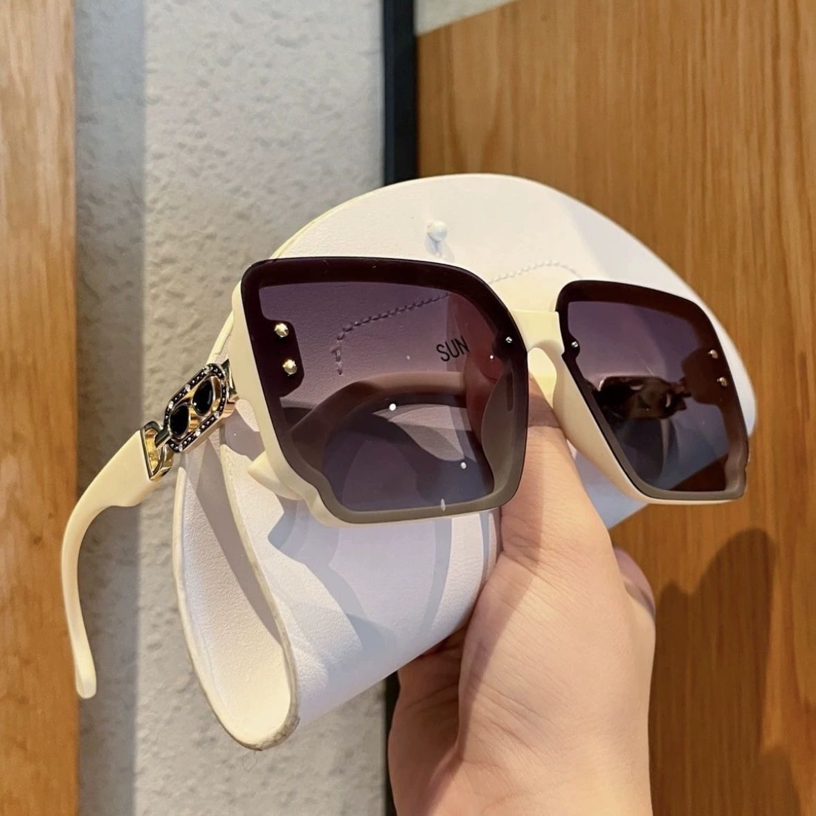 UV400 protective sunglasses can protect against ultraviolet rays and easily