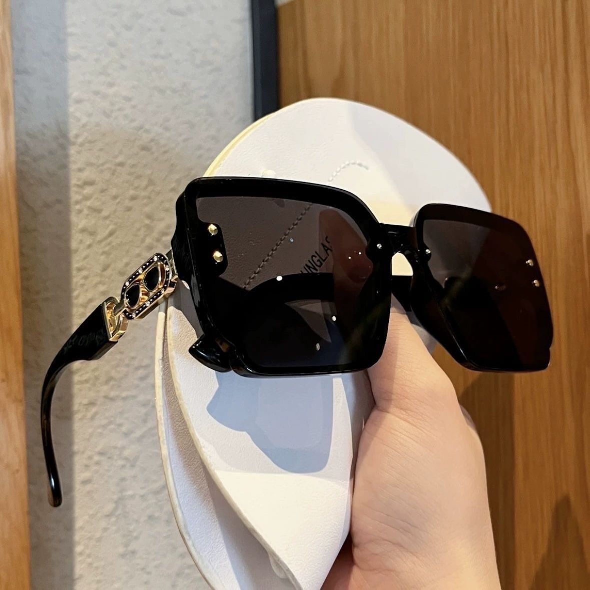 UV400 protective sunglasses can protect against ultraviolet rays and easily