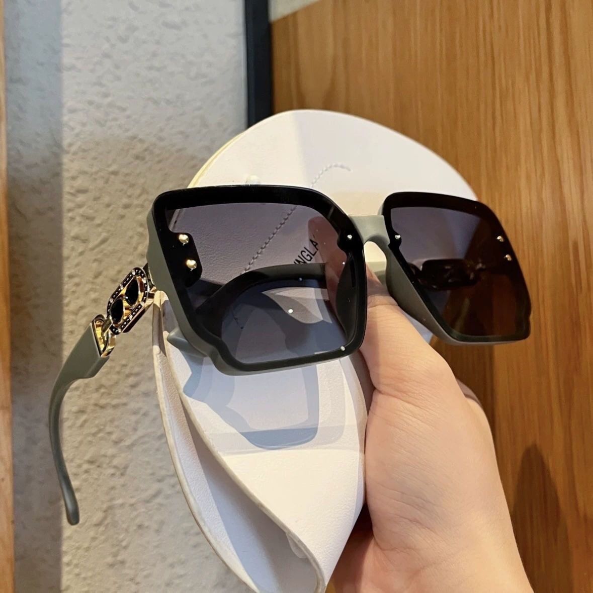 UV400 protective sunglasses can protect against ultraviolet rays and easily