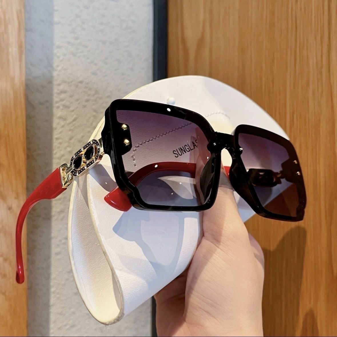UV400 protective sunglasses can protect against ultraviolet rays and easily