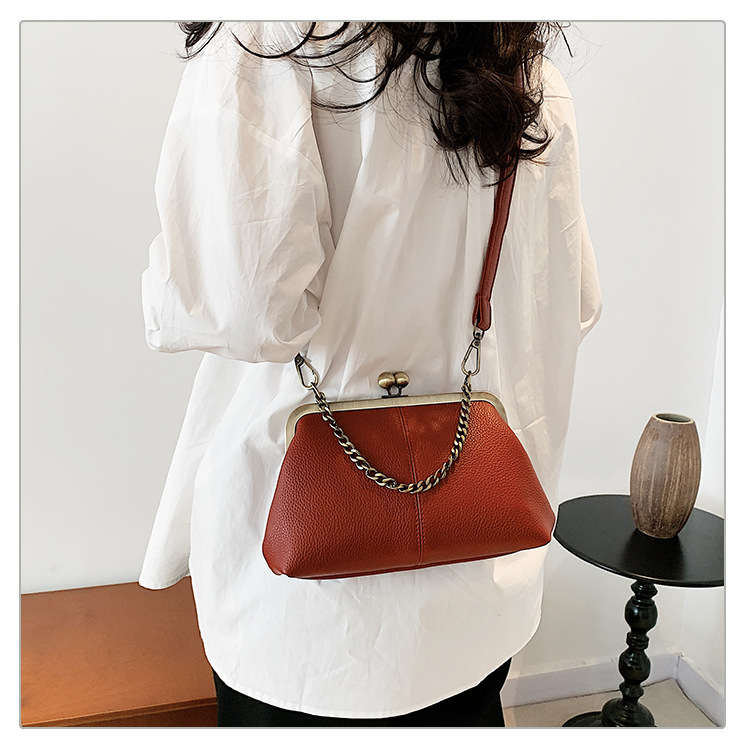 Red Retro Women's Shell Handbag - European Style Clip Lock Closure PU view 3
