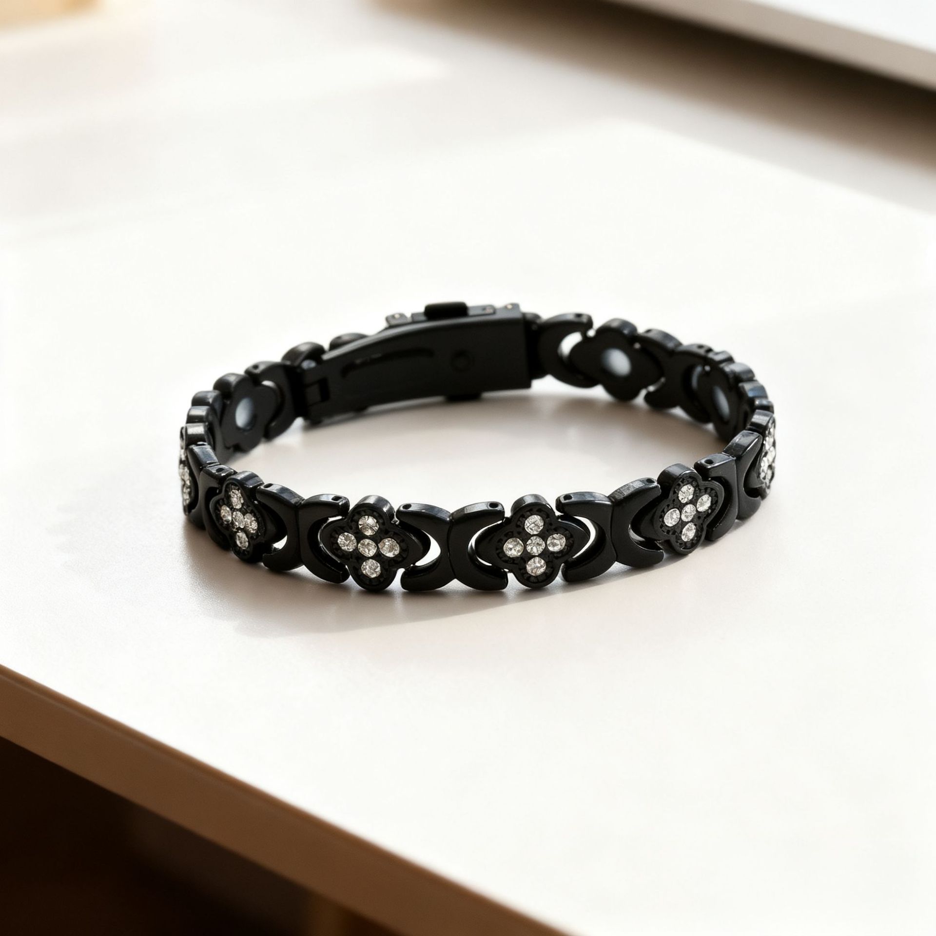 Black New Fashion Lightweight Luxury Four-Leaf Clover Diamond Inlaid Bracelet