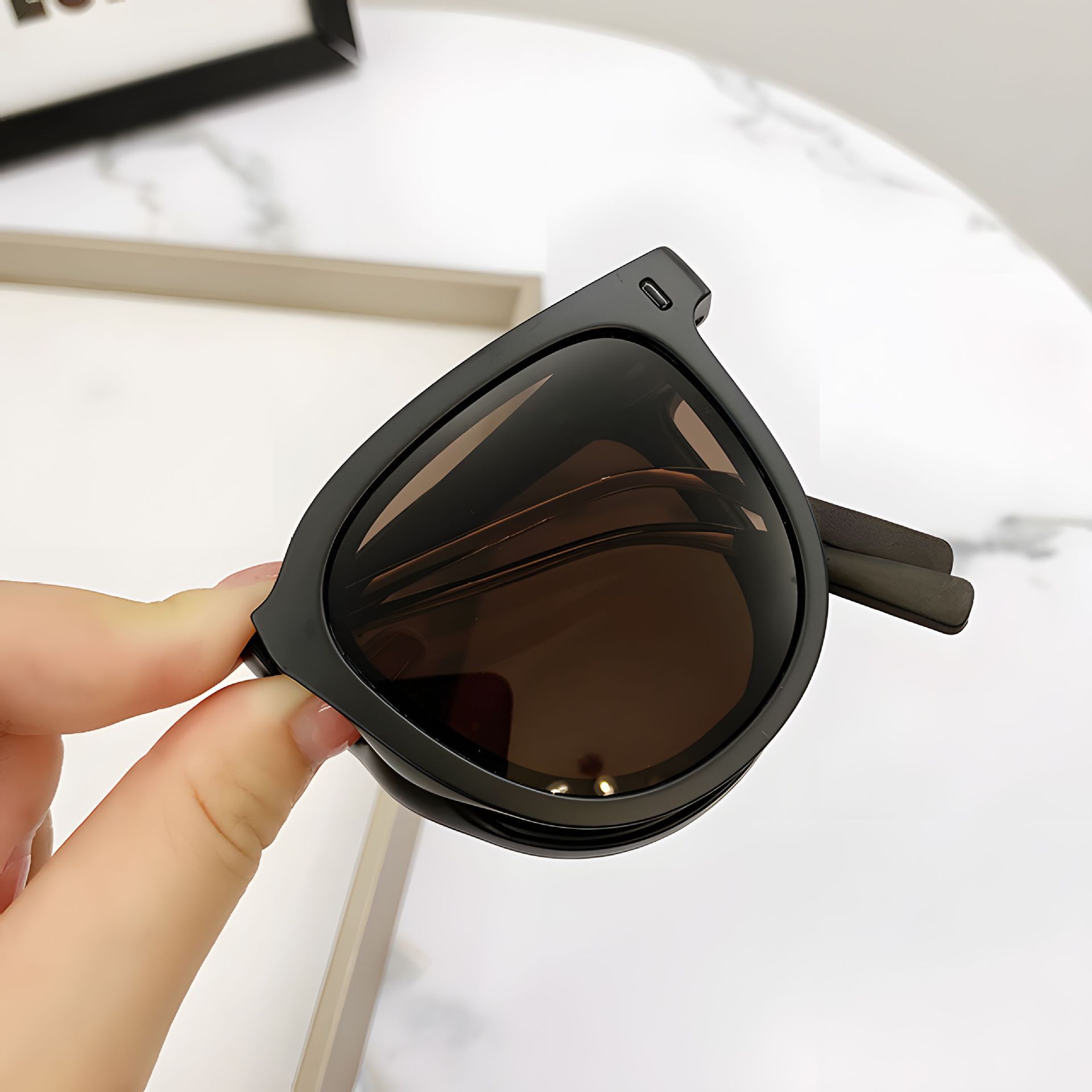 Autumn Tea Foldable UV400 Sunglasses for Men and Women – Lightweight Driving &