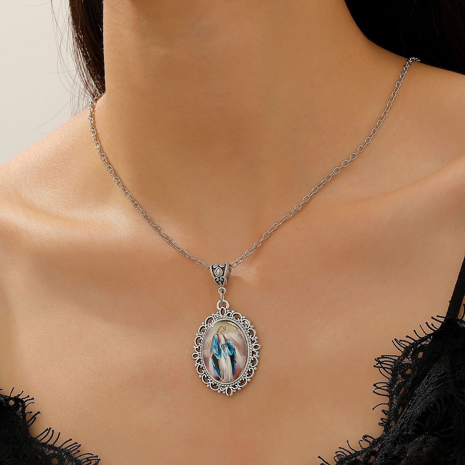 Elegant Oval Time Gem Glass Alloy Charm Necklace