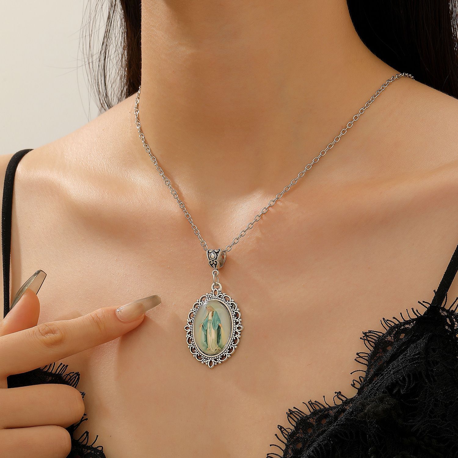 Trendy Oval Time Gem Glass Alloy Neck Chain