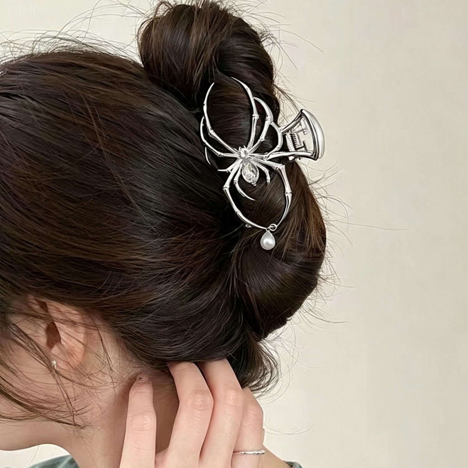 Halloween & Christmas White K Tone Spider With Pearl Hair Claw