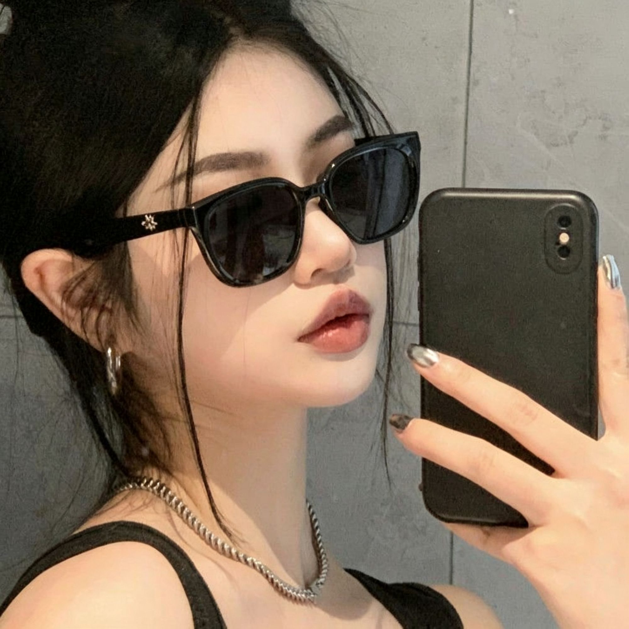 N7 Black Frame Gray Lens