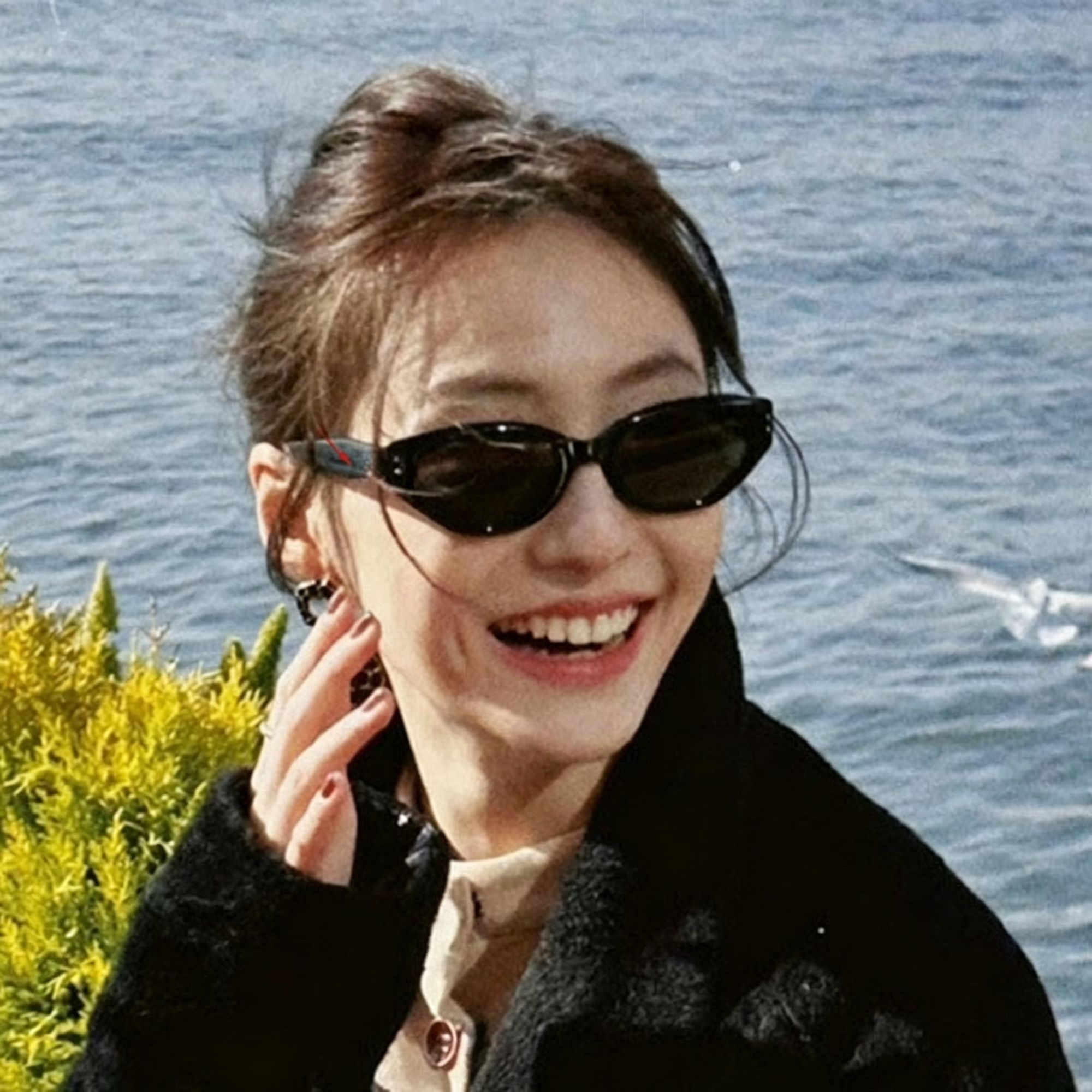 T05 Black Frame Gray Lens