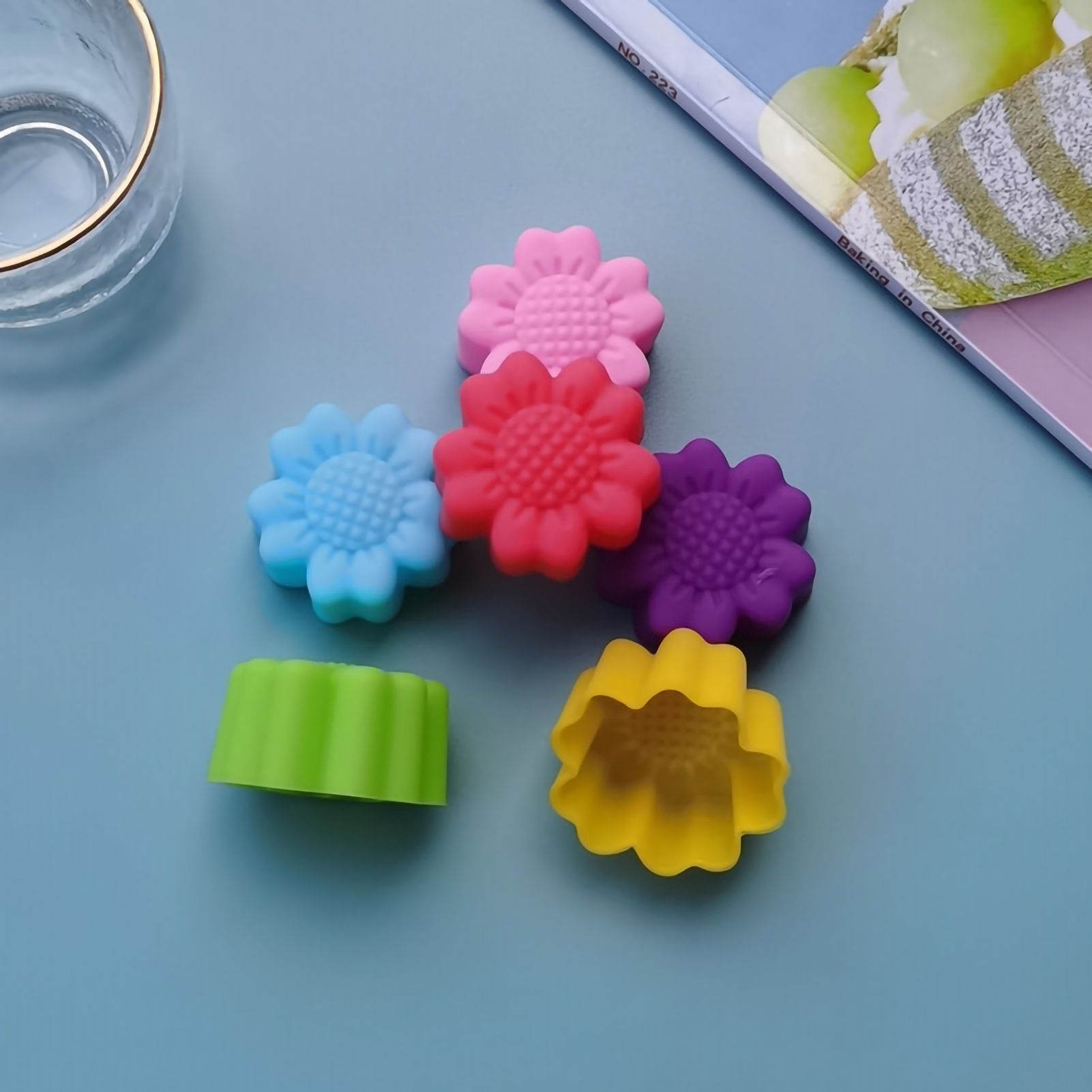 12Pcs Chocolate Molds Daisy Shaped Reusable Silicone Baking Molds for Home view 2