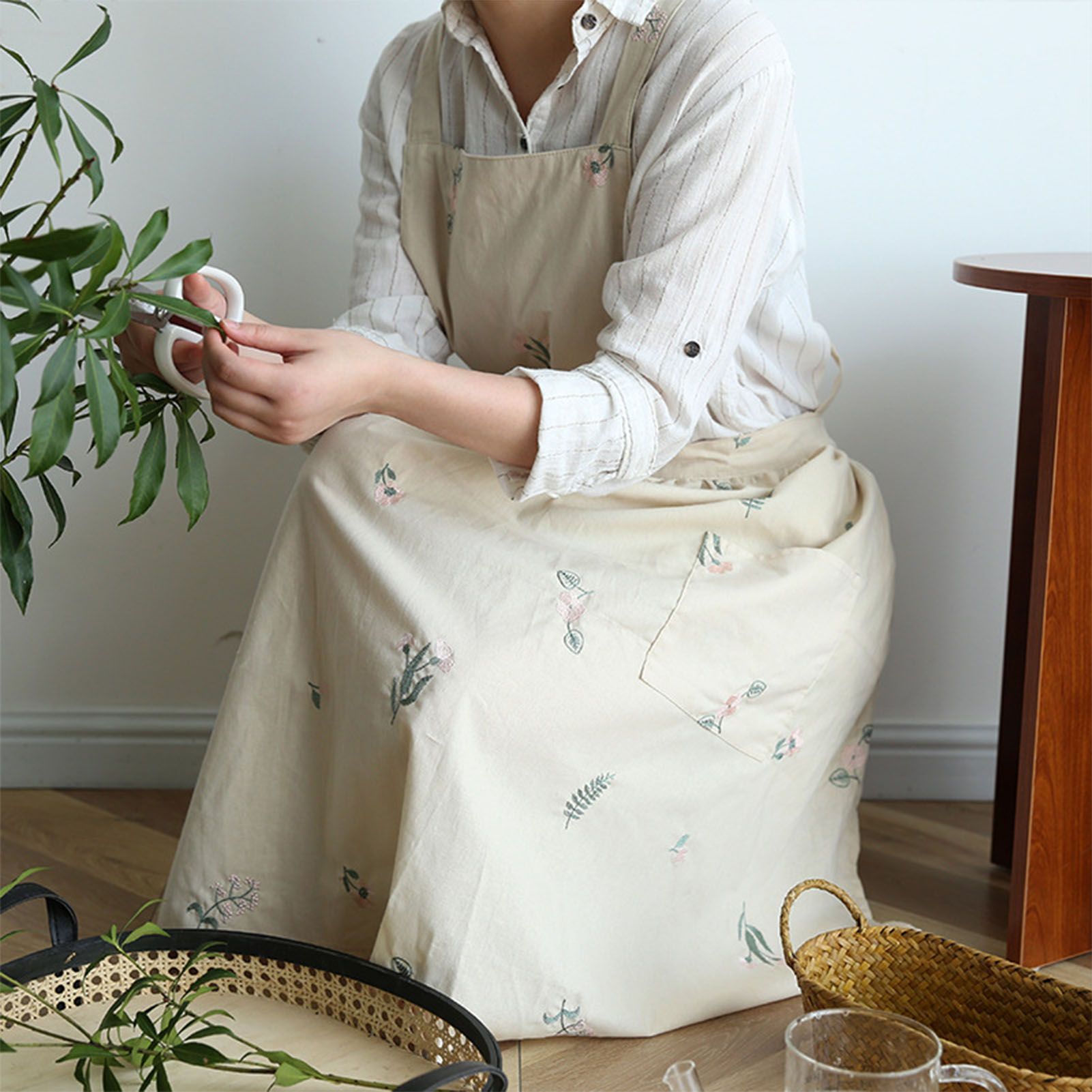 Cooking Apron Flower Embroidery Waterproof Wear Resistant Baking Apron for view 5