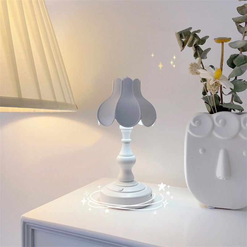 Desk Lamp Retro Lotus Leaf Ingenious Lovely 3 Light Sources Small Table Night view 5