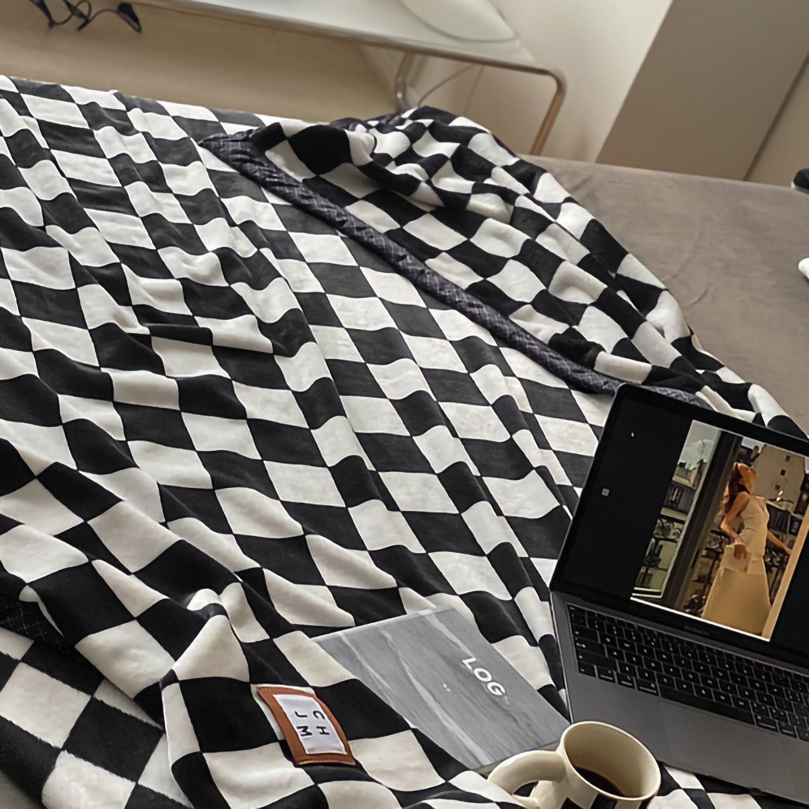 Simple Vintage Checkerboard Blanket Autumn Winter Warm Nap Throw Blanket view 4