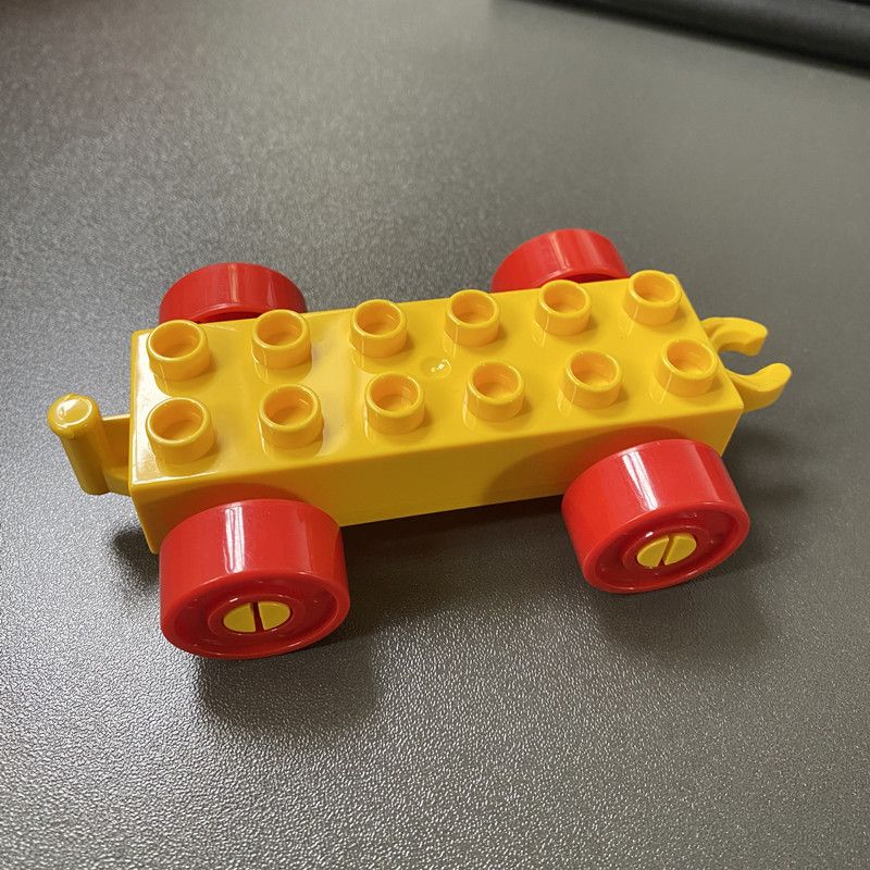 Hongyuan sheng Building Blocks Bus Vehicle 12-hole underbody (yellow) — image 1