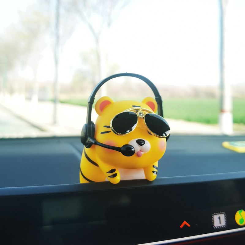 Plastic Cartoon Pig Car Ornament Decoration DJ Tiger [send film]] view 2