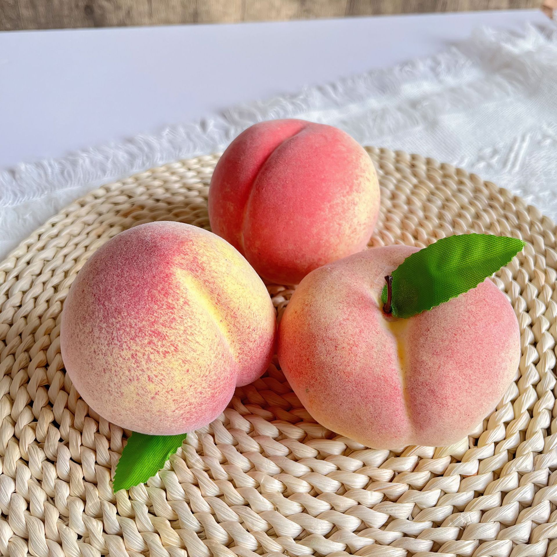 5 pcs Artificial Peach Simulation Fruit for Home Kitchen Table Cabinet Party — image 1