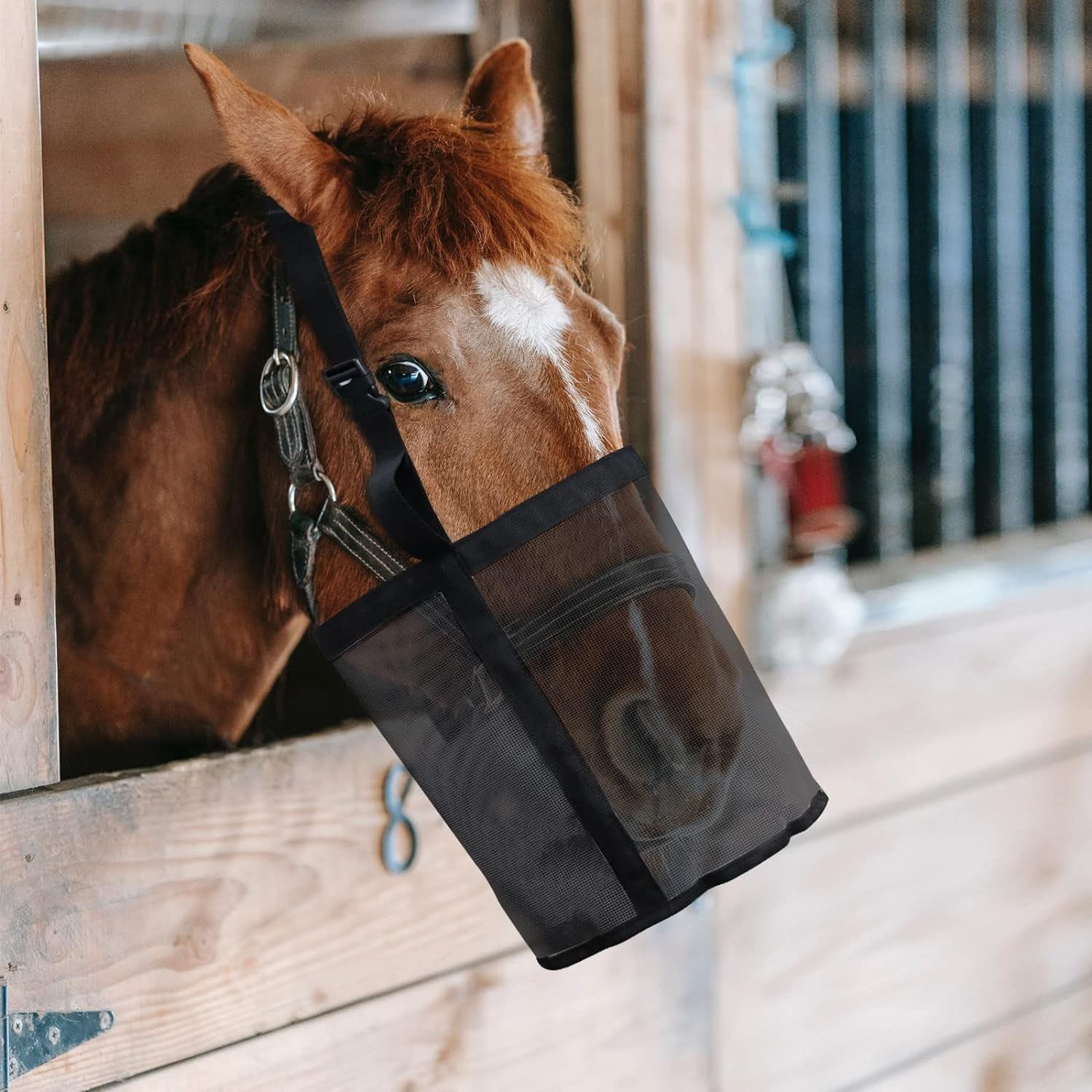 Horse Feed Bag Comfort Breathable Mesh Feed Bucket Heavy Duty Feed Bag with