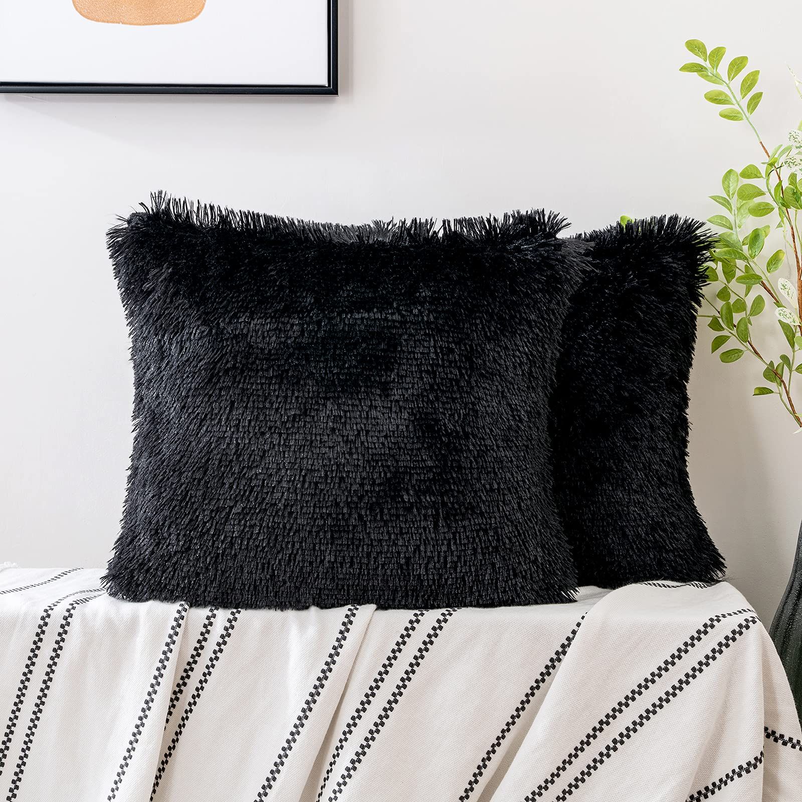 A pack of 2 luxurious artificial fur pillowcases for Halloween