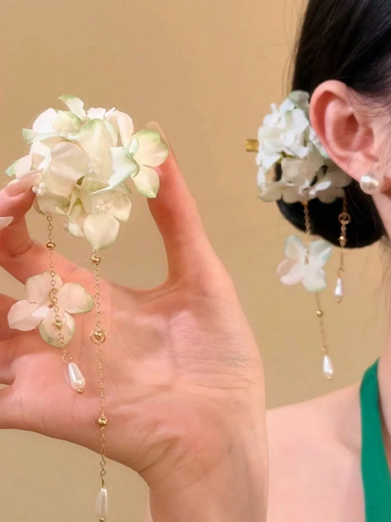 2Pcs Fashion Floral Pearl Tassel Hair Clips for Women view 5