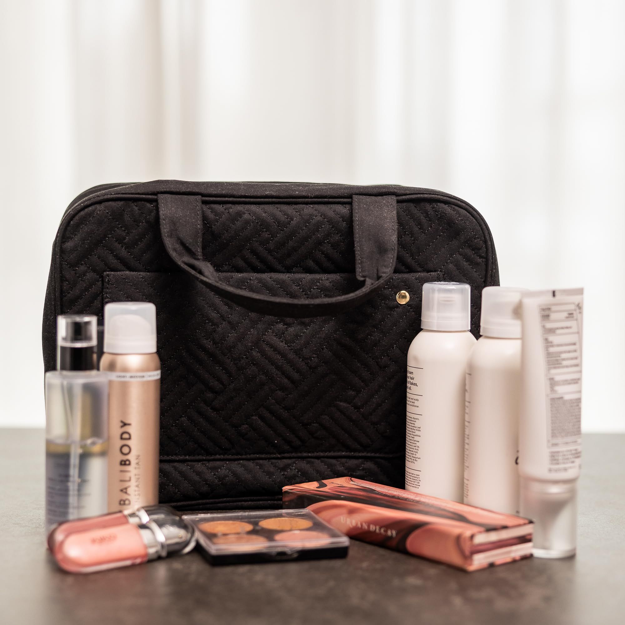Men's and women's grooming bags view 5