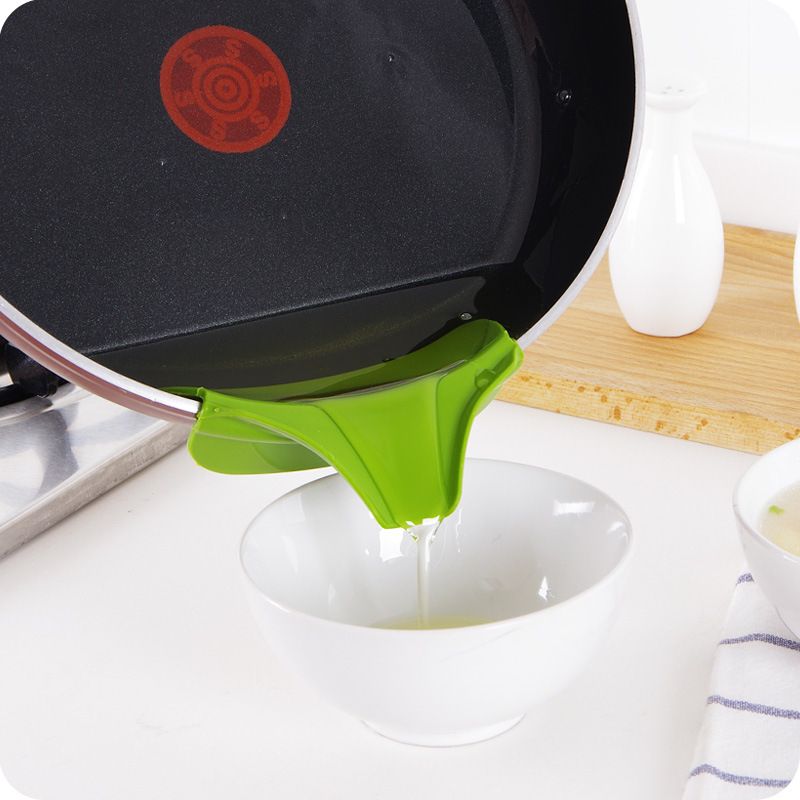 2pcs Kitchen Funnel Creative Anti-spill Silicone Slip on Pour Soup Spout view 3