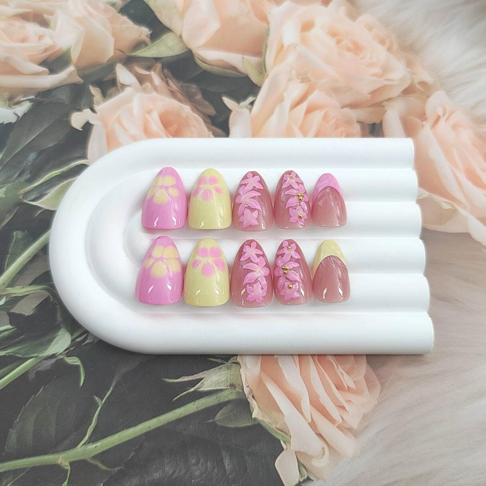 24pcsGlossy Press-On Nails with 3D Charms for Daily Wear view 3