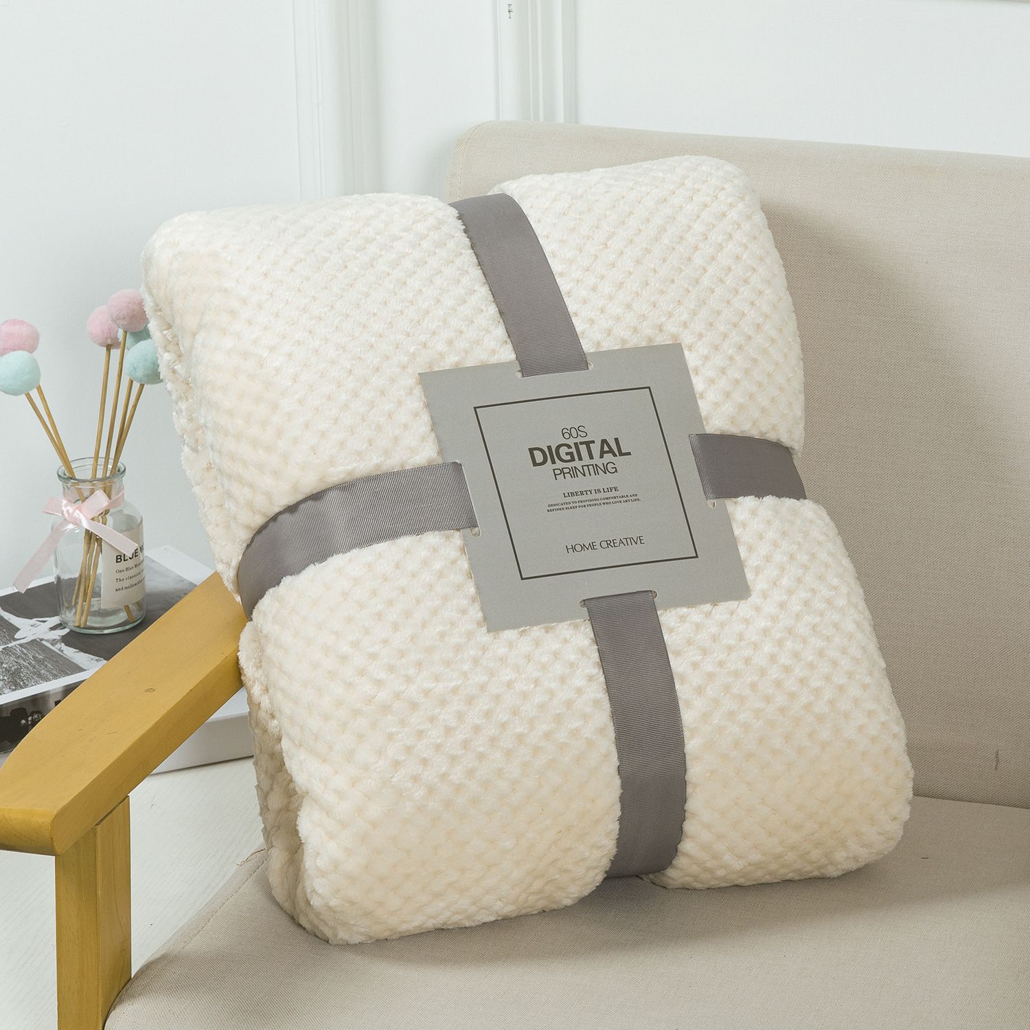 45 x 65cm White Pineapple Grid Plush Blanket - Soft Thick Flannel Jacquard Throw — image 1